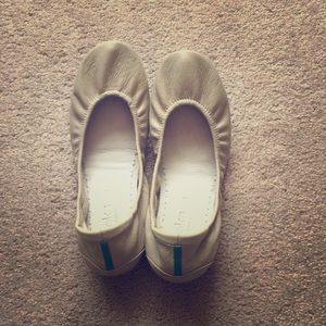 Pair of size 8 tieks in Cream by Gavrieli